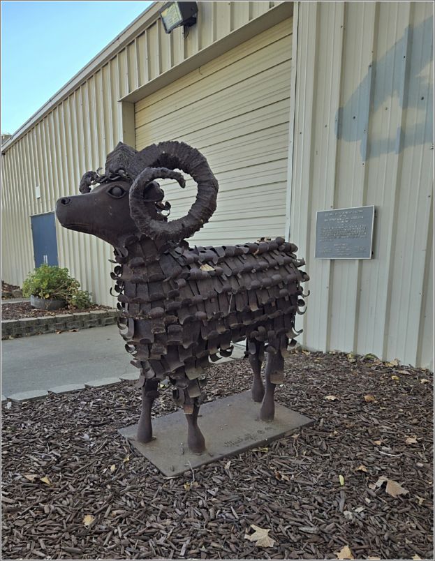 Steel-Wool sheep statue. Photo: Letty Klein.